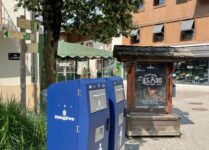 Corbeille compactrice solaire Mr Fill connectée trappe déchets recyclables - Megève