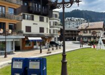 Corbeille compactrice solaire Mr Fill connectée trappe déchets recyclables - Megève