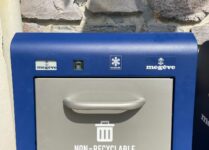 Corbeille compactrice solaire Mr Fill connectée trappe déchets recyclables - Megève